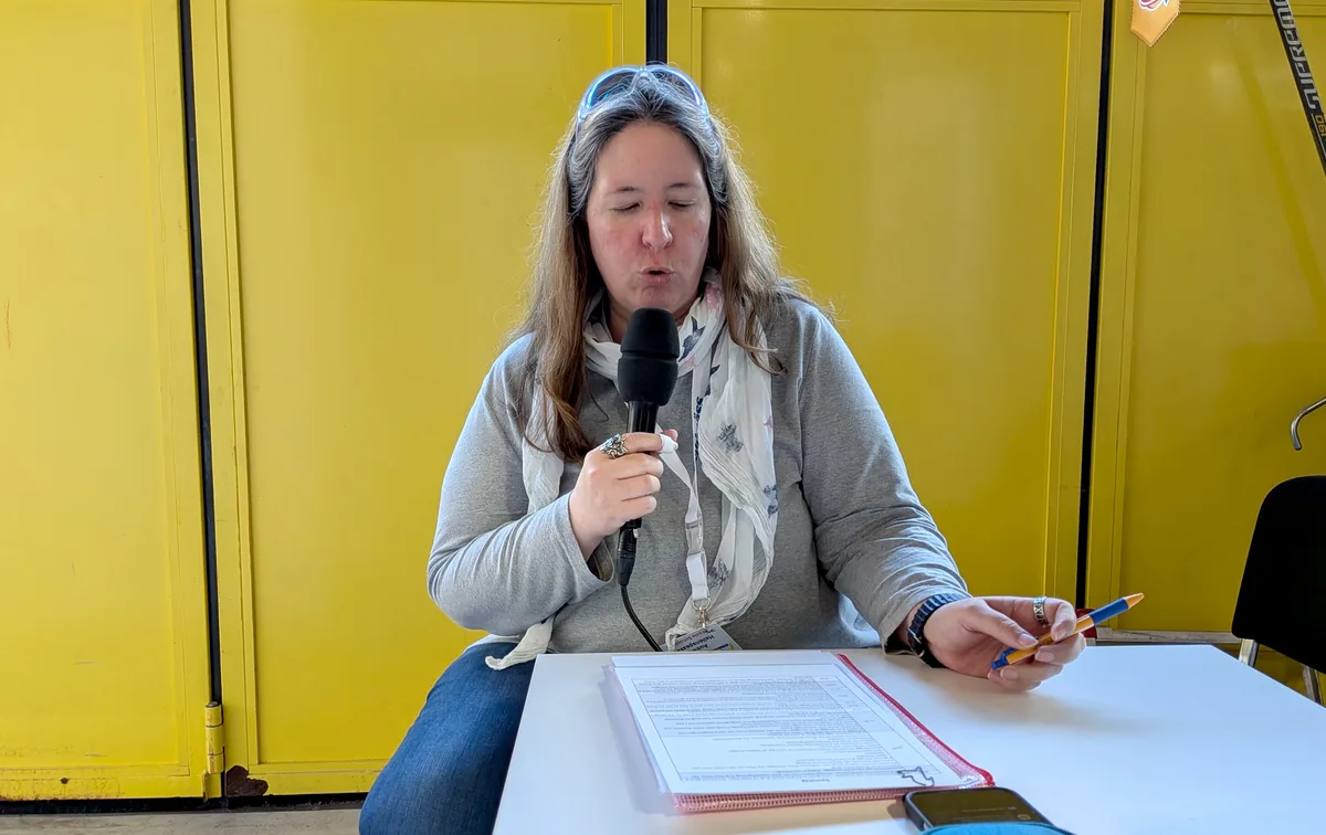Eine Frau spricht in ein Mikrofon.